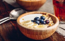 Zimt-Porridge mit Banane und Beeren
